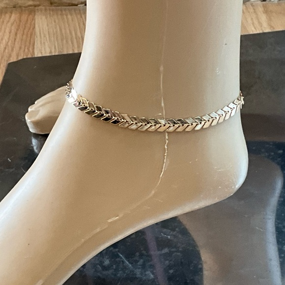 Elegant Gold ankle bracelet with interlocking chain design - Picture 1 of 6